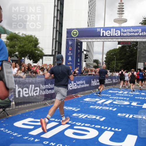29.06.2025 - hella hamburg halbmarathon Michael Strokosch http://msf.ph/oto/8215065 29.06.2025 10:47:44 Ziel 1320, 2708, 6009, 7962, 10969, 10988, 11283, 13948, 14618, 14619, 15451, 15478, 16205, 17229, 18104, 18430, 18970, 19181 meine-sportfotos.de