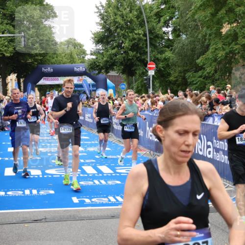 29.06.2025 - hella hamburg halbmarathon Zöllner http://msf.ph/oto/8215129 29.06.2025 10:51:08 Ziel 1366, 1630, 4077, 4816, 4967, 8117, 8261, 8508, 8704, 10508, 10603, 13008, 14125, 17221, 17384, 17823, 18066, 18350 meine-sportfotos.de