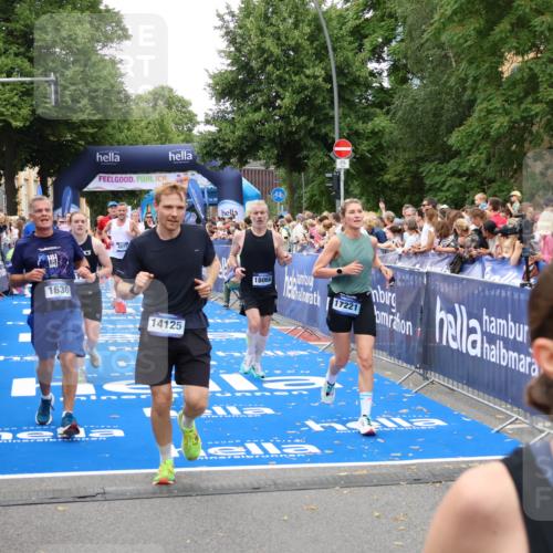 29.06.2025 - hella hamburg halbmarathon Zöllner http://msf.ph/oto/8215178 29.06.2025 10:51:08 Ziel 1366, 1630, 4077, 4816, 4967, 8117, 8261, 8508, 8704, 10508, 10603, 13008, 14125, 17221, 17384, 17823, 18066, 18350 meine-sportfotos.de