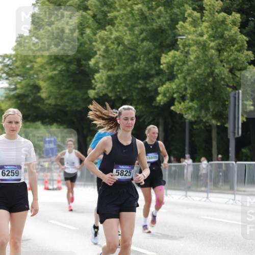 29.06.2025 - hella hamburg halbmarathon Jannik Wohlers http://msf.ph/oto/8215319 29.06.2025 10:26:57 Lombardsbrücke 2775, 4372, 5825, 6259, 7944, 8281, 10077, 11256, 11766, 12500, 15641, 18097, 18766 meine-sportfotos.de