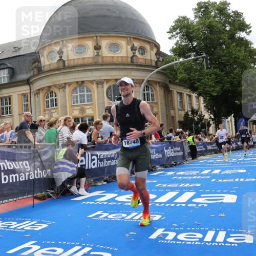 29.06.2025 - hella hamburg halbmarathon Strokosch-Dieckow http://msf.ph/oto/8215363 29.06.2025 10:24:48 Ziel 1241, 1271, 7142, 11678, 13872, 14836, 16361, 17752, 18740 meine-sportfotos.de