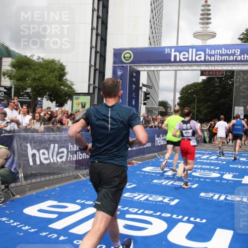 29.06.2025 - hella hamburg halbmarathon Michael Strokosch http://msf.ph/oto/8215450 29.06.2025 10:47:51 Ziel 2340, 5915, 8564, 11283, 11961, 12679, 14383, 15478, 17229, 18356, 18430, 18836 meine-sportfotos.de