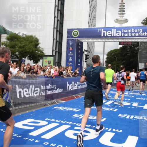 29.06.2025 - hella hamburg halbmarathon Michael Strokosch http://msf.ph/oto/8215465 29.06.2025 10:47:51 Ziel 2340, 5915, 8564, 11283, 11961, 12679, 14383, 15478, 17229, 18356, 18430, 18836 meine-sportfotos.de