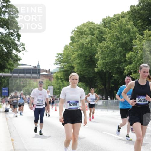 29.06.2025 - hella hamburg halbmarathon Jannik Wohlers http://msf.ph/oto/8215492 29.06.2025 10:26:58 Lombardsbrücke 2775, 4372, 5285, 5825, 6259, 7944, 10077, 11256, 11766, 12500, 15641, 18097, 18766 meine-sportfotos.de