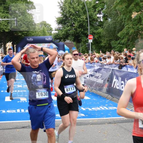 29.06.2025 - hella hamburg halbmarathon Zöllner http://msf.ph/oto/8215495 29.06.2025 10:51:11 Ziel 1366, 4077, 4816, 4967, 6027, 8261, 8508, 8704, 10508, 10603, 10868, 11733, 13073, 15480, 17384, 17530, 17823, 18066 meine-sportfotos.de