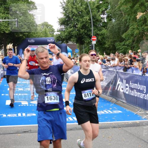 29.06.2025 - hella hamburg halbmarathon Zöllner http://msf.ph/oto/8215504 29.06.2025 10:51:11 Ziel 1366, 4077, 4816, 4967, 6027, 8261, 8508, 8704, 10508, 10603, 10868, 11733, 13073, 15480, 17384, 17530, 17823, 18066 meine-sportfotos.de