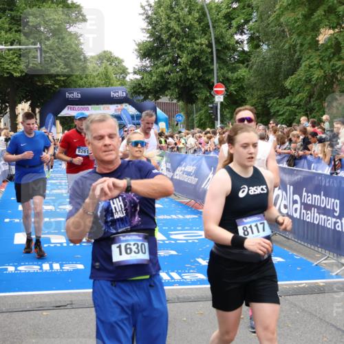 29.06.2025 - hella hamburg halbmarathon Zöllner http://msf.ph/oto/8215515 29.06.2025 10:51:12 Ziel 1366, 4077, 4404, 4816, 4967, 5600, 6027, 8261, 8508, 8704, 10508, 10603, 10868, 11733, 13073, 15480, 17384, 17530, 17823 meine-sportfotos.de