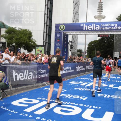 29.06.2025 - hella hamburg halbmarathon Michael Strokosch http://msf.ph/oto/8215525 29.06.2025 10:47:52 Ziel 2340, 5915, 6836, 8564, 11961, 12679, 14383, 17229, 18356, 18430, 18836 meine-sportfotos.de