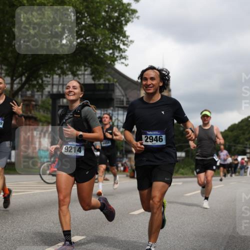 29.06.2025 - hella hamburg halbmarathon Yannick Fuchs http://msf.ph/oto/8215631 29.06.2025 10:45:36 20KM 1335, 2364, 2636, 2670, 2718, 2818, 2823, 2946, 4033, 4297, 4404, 4839, 4967, 5087, 5820, 6776, 7224, 7786, 7943, 8413, 8856, 8930, 8989, 9074, 9214, 9476, 9656, 9739, 9793, 9869, 9959, 10667, 10691, 10868, 11124, 11625, 11791, 12224, 12450, 13403, 13707, 13726, 13799, 14012, 14248, 14458, 14865, 14994, 15426, 15496, 15643, 15899, 16666, 17033, 17131, 17530, 17682, 17815, 17962, 17978, 18019, 18820, 19020, 19053 meine-sportfotos.de