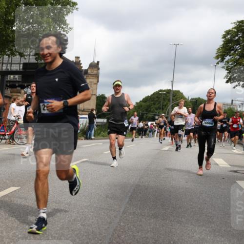 29.06.2025 - hella hamburg halbmarathon Yannick Fuchs http://msf.ph/oto/8215652 29.06.2025 10:45:36 20KM 1335, 2364, 2636, 2670, 2718, 2818, 2823, 2946, 4033, 4297, 4404, 4839, 4967, 5087, 5820, 6776, 7224, 7786, 7943, 8413, 8856, 8930, 8989, 9074, 9214, 9476, 9656, 9739, 9793, 9869, 9959, 10667, 10691, 10868, 11124, 11625, 11791, 12224, 12450, 13403, 13707, 13726, 13799, 14012, 14248, 14458, 14865, 14994, 15426, 15496, 15643, 15899, 16666, 17033, 17131, 17530, 17682, 17815, 17962, 17978, 18019, 18820, 19020, 19053 meine-sportfotos.de