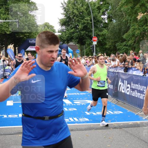 29.06.2025 - hella hamburg halbmarathon Zöllner http://msf.ph/oto/8215661 29.06.2025 10:51:16 Ziel 1366, 1461, 4404, 4967, 5600, 6027, 6657, 8316, 8930, 9476, 10480, 10868, 11512, 11625, 11733, 13073, 15480, 17530, 17823, 18019 meine-sportfotos.de