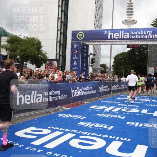 29.06.2025 - hella hamburg halbmarathon Michael Strokosch http://msf.ph/oto/8215679 29.06.2025 10:47:54 Ziel 2340, 5915, 6836, 8564, 11961, 12679, 14383, 14730, 17451, 18356, 18836 meine-sportfotos.de
