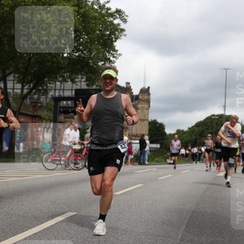 29.06.2025 - hella hamburg halbmarathon Yannick Fuchs http://msf.ph/oto/8215809 29.06.2025 10:45:37 20KM 1335, 2364, 2396, 2636, 2670, 2718, 2818, 2823, 2946, 4033, 4297, 4404, 4839, 4967, 5087, 5102, 5820, 6776, 7224, 7786, 7943, 8413, 8856, 8930, 9074, 9214, 9476, 9656, 9739, 9793, 9869, 9959, 10667, 10691, 10868, 11124, 11625, 11791, 12224, 12450, 13403, 13707, 13726, 13799, 14012, 14248, 14458, 14865, 14994, 15426, 15496, 15643, 15899, 16666, 17033, 17131, 17530, 17682, 17815, 17962, 17978, 18019, 18820, 18869, 19020, 19053 meine-sportfotos.de