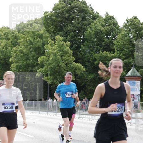 29.06.2025 - hella hamburg halbmarathon Jannik Wohlers http://msf.ph/oto/8215841 29.06.2025 10:26:59 Lombardsbrücke 2775, 4372, 5285, 5825, 6259, 7944, 10077, 11256, 11766, 12500, 15641, 18097, 18766 meine-sportfotos.de