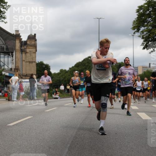29.06.2025 - hella hamburg halbmarathon Yannick Fuchs http://msf.ph/oto/8215902 29.06.2025 10:45:39 20KM 1335, 2364, 2396, 2636, 2670, 2718, 2818, 2823, 2946, 4033, 4297, 4404, 4814, 4839, 4967, 5087, 5102, 5820, 6286, 6657, 6776, 7224, 7786, 8413, 8710, 8856, 8930, 9074, 9214, 9476, 9656, 9739, 9793, 9869, 9959, 10667, 10691, 10868, 11124, 11625, 11791, 12224, 12450, 13015, 13403, 13707, 13726, 13792, 13799, 14012, 14248, 14458, 14865, 14994, 15426, 15496, 15643, 15899, 16666, 17033, 17131, 17530, 17682, 17815, 17962, 17978, 18019, 18475, 18820, 18869, 19020, 19053 meine-sportfotos.de