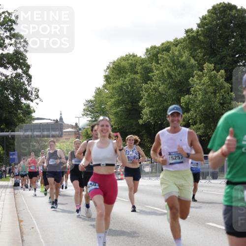 29.06.2025 - hella hamburg halbmarathon Jannik Wohlers http://msf.ph/oto/8215943 29.06.2025 09:49:56 Lombardsbrücke 1675, 1688, 1803, 2568, 2826, 3332, 4398, 4823, 5409, 5436, 5791, 5803, 6458, 6649, 6704, 7774, 8450, 9017, 9116, 9302, 9365, 9711, 10218, 10894, 11379, 11619, 11767, 12292, 12335, 12540, 12554, 12895, 13725, 14691, 14992, 15225, 15257, 15336, 15435, 15493, 15521, 16648, 16697, 16992, 17425, 17620, 17632, 18154, 18275, 18276, 19116, 19229 meine-sportfotos.de