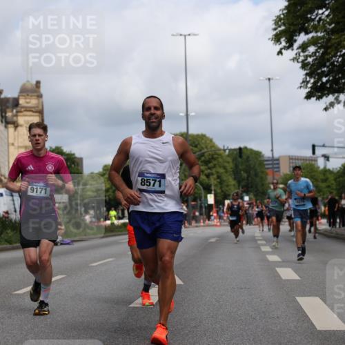 29.06.2025 - hella hamburg halbmarathon Yannick Fuchs http://msf.ph/oto/8215945 29.06.2025 10:32:48 20KM 1042, 1615, 1688, 1710, 2296, 2745, 3530, 7152, 7154, 7229, 7743, 8002, 8571, 9171, 9643, 10793, 11049, 11952, 14274, 14688, 14992, 15303, 15382, 16075, 16698, 17623, 18276, 18529, 18584, 18723 meine-sportfotos.de