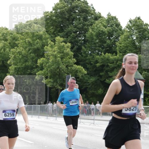 29.06.2025 - hella hamburg halbmarathon Jannik Wohlers http://msf.ph/oto/8215948 29.06.2025 10:26:59 Lombardsbrücke 2775, 4372, 5285, 5825, 6259, 7944, 10077, 11256, 11766, 12500, 15641, 18097, 18766 meine-sportfotos.de