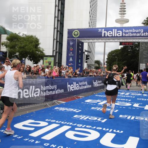 29.06.2025 - hella hamburg halbmarathon Michael Strokosch http://msf.ph/oto/8216011 29.06.2025 10:47:58 Ziel 1604, 1613, 5022, 6836, 11961, 14730, 15333, 16766, 17451, 18356, 18836 meine-sportfotos.de