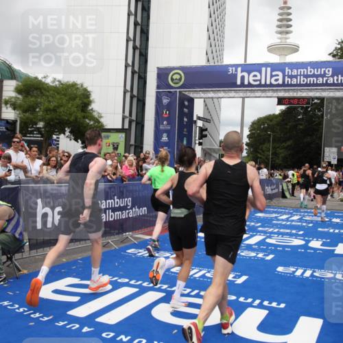29.06.2025 - hella hamburg halbmarathon Michael Strokosch http://msf.ph/oto/8216084 29.06.2025 10:48:00 Ziel 1604, 1613, 4528, 5022, 6836, 14730, 15333, 16766, 17451, 18206, 18836, 18922, 19198 meine-sportfotos.de