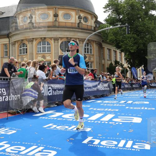 29.06.2025 - hella hamburg halbmarathon Strokosch-Dieckow http://msf.ph/oto/8216100 29.06.2025 10:25:15 Ziel 8376, 11994, 12067, 13913, 14113, 16484 meine-sportfotos.de