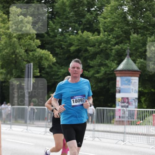 29.06.2025 - hella hamburg halbmarathon Jannik Wohlers http://msf.ph/oto/8216116 29.06.2025 10:27:00 Lombardsbrücke 2775, 4372, 5285, 5825, 6259, 7944, 10158, 11256, 11766, 12500, 15641, 17791, 18097, 18766 meine-sportfotos.de