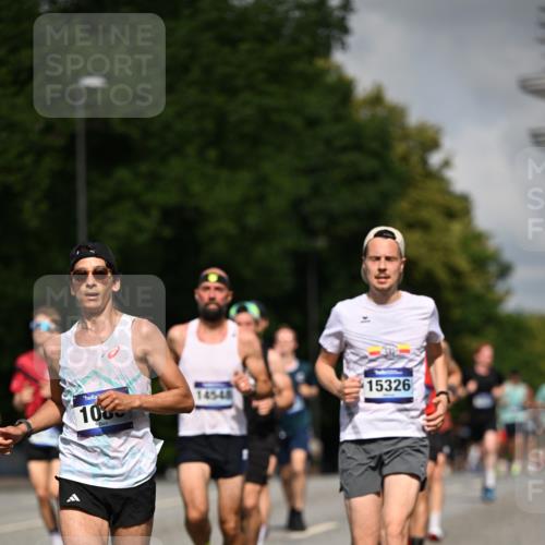 29.06.2025 - hella hamburg halbmarathon Dr. Thomas Lammeyer http://msf.ph/oto/8216180 29.06.2025 09:49:17 Kennedybrücke 57, 1686, 1707, 1894, 2525, 4463, 4812, 5187, 5550, 6169, 6495, 6878, 7055, 7186, 7845, 7880, 7965, 8062, 9345, 10453, 10484, 10876, 11199 meine-sportfotos.de