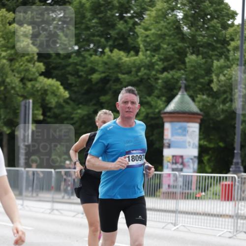 29.06.2025 - hella hamburg halbmarathon Jannik Wohlers http://msf.ph/oto/8216203 29.06.2025 10:27:00 Lombardsbrücke 2775, 4372, 5285, 5825, 6259, 7944, 10158, 11256, 11766, 12500, 15641, 17791, 18097, 18766 meine-sportfotos.de