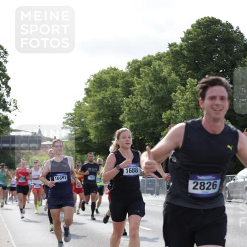 29.06.2025 - hella hamburg halbmarathon Jannik Wohlers http://msf.ph/oto/8216242 29.06.2025 09:49:58 Lombardsbrücke 1688, 1803, 1882, 2568, 2675, 2719, 2826, 3332, 4398, 4823, 5436, 5745, 5791, 5803, 6458, 6529, 6649, 6704, 7774, 8450, 9017, 9116, 9302, 9365, 10218, 11379, 11491, 11619, 11767, 12292, 12335, 12540, 12554, 12895, 13725, 14798, 14992, 15225, 15257, 15336, 15435, 15493, 15521, 16648, 16697, 16992, 17425, 17620, 17632, 18154, 18275, 19116, 19229 meine-sportfotos.de