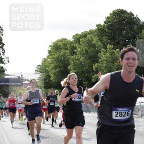 29.06.2025 - hella hamburg halbmarathon Jannik Wohlers http://msf.ph/oto/8216268 29.06.2025 09:49:58 Lombardsbrücke 1688, 1803, 1882, 2568, 2675, 2719, 2826, 3332, 4398, 4823, 5436, 5745, 5791, 5803, 6458, 6529, 6649, 6704, 7774, 8450, 9017, 9116, 9302, 9365, 10218, 11379, 11491, 11619, 11767, 12292, 12335, 12540, 12554, 12895, 13725, 14798, 14992, 15225, 15257, 15336, 15435, 15493, 15521, 16648, 16697, 16992, 17425, 17620, 17632, 18154, 18275, 19116, 19229 meine-sportfotos.de