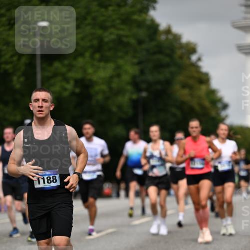29.06.2025 - hella hamburg halbmarathon Dr. Thomas Lammeyer http://msf.ph/oto/8216276 29.06.2025 10:12:47 Kennedybrücke 1147, 1188, 2427, 2978, 4859, 5100, 5885, 6590, 6674, 6918, 7198, 7348, 7453, 9457, 9616, 9718, 9823, 9951, 9958, 9966, 10092, 10609, 10857 meine-sportfotos.de