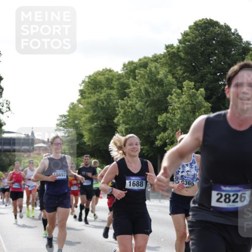 29.06.2025 - hella hamburg halbmarathon Jannik Wohlers http://msf.ph/oto/8216319 29.06.2025 09:49:58 Lombardsbrücke 1688, 1803, 1882, 2568, 2675, 2719, 2826, 3332, 4398, 4823, 5436, 5745, 5791, 5803, 6458, 6529, 6649, 6704, 7774, 8450, 9017, 9116, 9302, 9365, 10218, 11379, 11491, 11619, 11767, 12292, 12335, 12540, 12554, 12895, 13725, 14798, 14992, 15225, 15257, 15336, 15435, 15493, 15521, 16648, 16697, 16992, 17425, 17620, 17632, 18154, 18275, 19116, 19229 meine-sportfotos.de