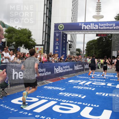 29.06.2025 - hella hamburg halbmarathon Michael Strokosch http://msf.ph/oto/8216320 29.06.2025 10:48:03 Ziel 1086, 1604, 1613, 4528, 4601, 5022, 6377, 12724, 12747, 12808, 14730, 15333, 16766, 17451, 18206, 18922, 19198 meine-sportfotos.de