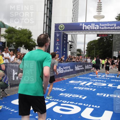 29.06.2025 - hella hamburg halbmarathon Michael Strokosch http://msf.ph/oto/8216325 29.06.2025 10:48:03 Ziel 1086, 1604, 1613, 4528, 4601, 5022, 6377, 12724, 12747, 12808, 14730, 15333, 16766, 17451, 18206, 18922, 19198 meine-sportfotos.de