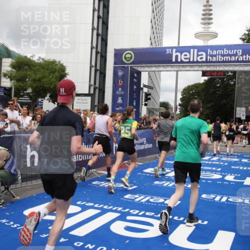 29.06.2025 - hella hamburg halbmarathon Michael Strokosch http://msf.ph/oto/8216339 29.06.2025 10:48:04 Ziel 1086, 1604, 1613, 4528, 4601, 5022, 6377, 12706, 12724, 12747, 12808, 13570, 15333, 16766, 18206, 18922, 19198 meine-sportfotos.de
