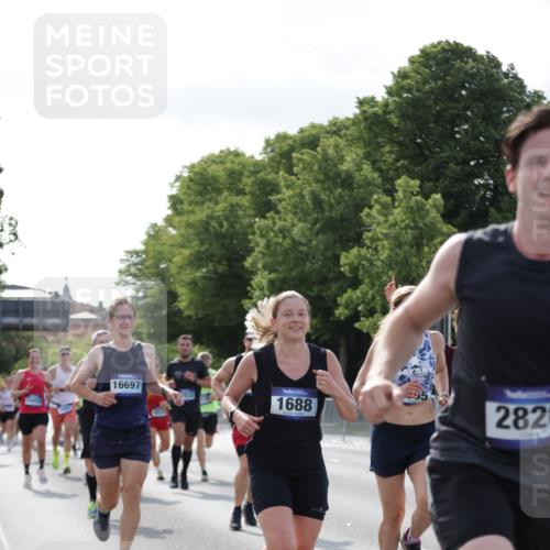 29.06.2025 - hella hamburg halbmarathon Jannik Wohlers http://msf.ph/oto/8216353 29.06.2025 09:49:58 Lombardsbrücke 1688, 1803, 1882, 2568, 2675, 2719, 2826, 3332, 4398, 4823, 5436, 5745, 5791, 5803, 6458, 6529, 6649, 6704, 7774, 8450, 9017, 9116, 9302, 9365, 10218, 11379, 11491, 11619, 11767, 12292, 12335, 12540, 12554, 12895, 13725, 14798, 14992, 15225, 15257, 15336, 15435, 15493, 15521, 16648, 16697, 16992, 17425, 17620, 17632, 18154, 18275, 19116, 19229 meine-sportfotos.de