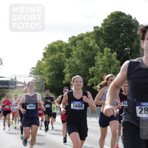 29.06.2025 - hella hamburg halbmarathon Jannik Wohlers http://msf.ph/oto/8216380 29.06.2025 09:49:58 Lombardsbrücke 1688, 1803, 1882, 2568, 2675, 2719, 2826, 3332, 4398, 4823, 5436, 5745, 5791, 5803, 6458, 6529, 6649, 6704, 7774, 8450, 9017, 9116, 9302, 9365, 10218, 11379, 11491, 11619, 11767, 12292, 12335, 12540, 12554, 12895, 13725, 14798, 14992, 15225, 15257, 15336, 15435, 15493, 15521, 16648, 16697, 16992, 17425, 17620, 17632, 18154, 18275, 19116, 19229 meine-sportfotos.de