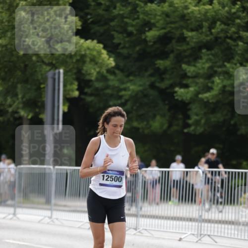 29.06.2025 - hella hamburg halbmarathon Jannik Wohlers http://msf.ph/oto/8216395 29.06.2025 10:27:03 Lombardsbrücke 2775, 4372, 5285, 5825, 7944, 10158, 11256, 11766, 12500, 17427, 17791, 18012, 18097, 18766 meine-sportfotos.de