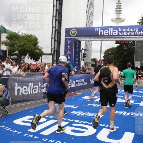 29.06.2025 - hella hamburg halbmarathon Michael Strokosch http://msf.ph/oto/8216399 29.06.2025 10:48:05 Ziel 1086, 1604, 1613, 4324, 4528, 4601, 5022, 6377, 12706, 12724, 12747, 12808, 13570, 15333, 16149, 16766, 18206, 18922, 19198 meine-sportfotos.de