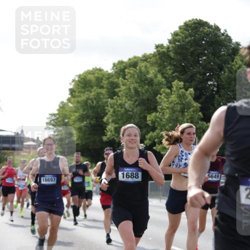 29.06.2025 - hella hamburg halbmarathon Jannik Wohlers http://msf.ph/oto/8216411 29.06.2025 09:49:58 Lombardsbrücke 1688, 1803, 1882, 2568, 2675, 2719, 2826, 3332, 4398, 4823, 5436, 5745, 5791, 5803, 6458, 6529, 6649, 6704, 7774, 8450, 9017, 9116, 9302, 9365, 10218, 11379, 11491, 11619, 11767, 12292, 12335, 12540, 12554, 12895, 13725, 14798, 14992, 15225, 15257, 15336, 15435, 15493, 15521, 16648, 16697, 16992, 17425, 17620, 17632, 18154, 18275, 19116, 19229 meine-sportfotos.de