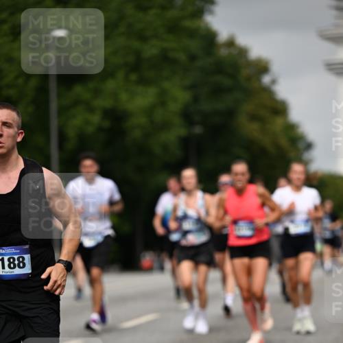 29.06.2025 - hella hamburg halbmarathon Dr. Thomas Lammeyer http://msf.ph/oto/8216420 29.06.2025 10:12:48 Kennedybrücke 1147, 1188, 2427, 2978, 4859, 5100, 5885, 6590, 6674, 6918, 7198, 7348, 7453, 9457, 9616, 9718, 9823, 9951, 9958, 9966, 10092, 10609, 10857 meine-sportfotos.de