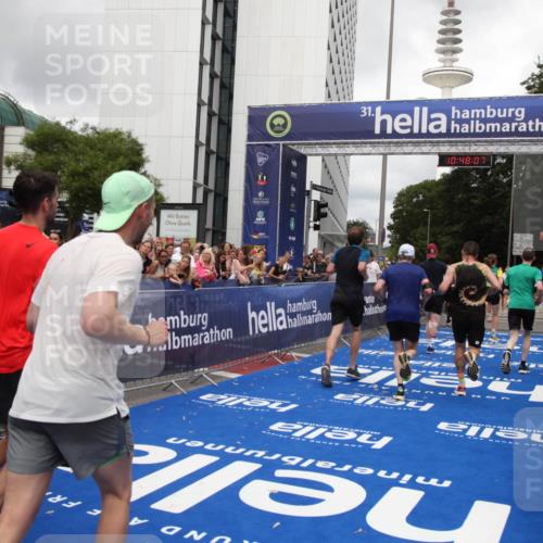 29.06.2025 - hella hamburg halbmarathon Michael Strokosch http://msf.ph/oto/8216429 29.06.2025 10:48:06 Ziel 1086, 1604, 1613, 4324, 4528, 4601, 5022, 6377, 9638, 12706, 12724, 12747, 12808, 13570, 16149, 16766, 18206, 18922, 19198 meine-sportfotos.de