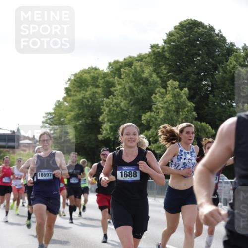 29.06.2025 - hella hamburg halbmarathon Jannik Wohlers http://msf.ph/oto/8216435 29.06.2025 09:49:58 Lombardsbrücke 1688, 1803, 1882, 2568, 2675, 2719, 2826, 3332, 4398, 4823, 5436, 5745, 5791, 5803, 6458, 6529, 6649, 6704, 7774, 8450, 9017, 9116, 9302, 9365, 10218, 11379, 11491, 11619, 11767, 12292, 12335, 12540, 12554, 12895, 13725, 14798, 14992, 15225, 15257, 15336, 15435, 15493, 15521, 16648, 16697, 16992, 17425, 17620, 17632, 18154, 18275, 19116, 19229 meine-sportfotos.de