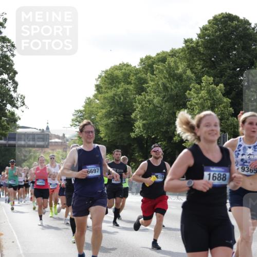 29.06.2025 - hella hamburg halbmarathon Jannik Wohlers http://msf.ph/oto/8216453 29.06.2025 09:49:59 Lombardsbrücke 1688, 1803, 1882, 2568, 2675, 2719, 2826, 3332, 4398, 4823, 5436, 5745, 5791, 5803, 6458, 6529, 6649, 6704, 7774, 8450, 9017, 9116, 9302, 9365, 10218, 11379, 11491, 11619, 11767, 12292, 12335, 12540, 12895, 13725, 14798, 14992, 15225, 15257, 15336, 15435, 15493, 16648, 16697, 16820, 16992, 17425, 17620, 17632, 18154, 18275, 19116, 19229 meine-sportfotos.de