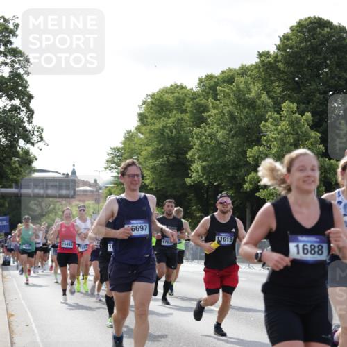 29.06.2025 - hella hamburg halbmarathon Jannik Wohlers http://msf.ph/oto/8216472 29.06.2025 09:49:59 Lombardsbrücke 1688, 1803, 1882, 2568, 2675, 2719, 2826, 3332, 4398, 4823, 5436, 5745, 5791, 5803, 6458, 6529, 6649, 6704, 7774, 8450, 9017, 9116, 9302, 9365, 10218, 11379, 11491, 11619, 11767, 12292, 12335, 12540, 12895, 13725, 14798, 14992, 15225, 15257, 15336, 15435, 15493, 16648, 16697, 16820, 16992, 17425, 17620, 17632, 18154, 18275, 19116, 19229 meine-sportfotos.de