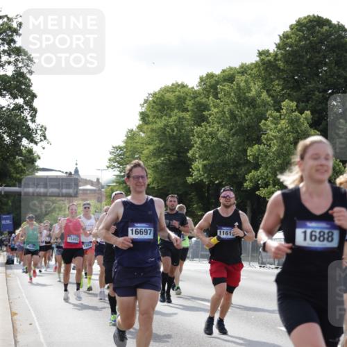 29.06.2025 - hella hamburg halbmarathon Jannik Wohlers http://msf.ph/oto/8216477 29.06.2025 09:49:59 Lombardsbrücke 1688, 1803, 1882, 2568, 2675, 2719, 2826, 3332, 4398, 4823, 5436, 5745, 5791, 5803, 6458, 6529, 6649, 6704, 7774, 8450, 9017, 9116, 9302, 9365, 10218, 11379, 11491, 11619, 11767, 12292, 12335, 12540, 12895, 13725, 14798, 14992, 15225, 15257, 15336, 15435, 15493, 16648, 16697, 16820, 16992, 17425, 17620, 17632, 18154, 18275, 19116, 19229 meine-sportfotos.de