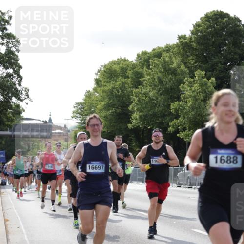29.06.2025 - hella hamburg halbmarathon Jannik Wohlers http://msf.ph/oto/8216485 29.06.2025 09:49:59 Lombardsbrücke 1688, 1803, 1882, 2568, 2675, 2719, 2826, 3332, 4398, 4823, 5436, 5745, 5791, 5803, 6458, 6529, 6649, 6704, 7774, 8450, 9017, 9116, 9302, 9365, 10218, 11379, 11491, 11619, 11767, 12292, 12335, 12540, 12895, 13725, 14798, 14992, 15225, 15257, 15336, 15435, 15493, 16648, 16697, 16820, 16992, 17425, 17620, 17632, 18154, 18275, 19116, 19229 meine-sportfotos.de