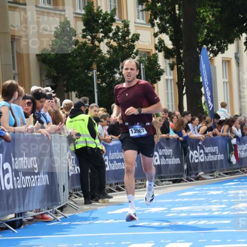 29.06.2025 - hella hamburg halbmarathon Strokosch-Dieckow http://msf.ph/oto/8216487 29.06.2025 10:25:23 Ziel 12067, 13346 meine-sportfotos.de