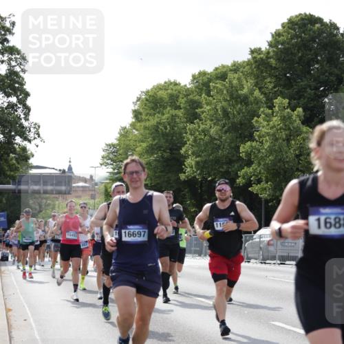29.06.2025 - hella hamburg halbmarathon Jannik Wohlers http://msf.ph/oto/8216490 29.06.2025 09:49:59 Lombardsbrücke 1688, 1803, 1882, 2568, 2675, 2719, 2826, 3332, 4398, 4823, 5436, 5745, 5791, 5803, 6458, 6529, 6649, 6704, 7774, 8450, 9017, 9116, 9302, 9365, 10218, 11379, 11491, 11619, 11767, 12292, 12335, 12540, 12895, 13725, 14798, 14992, 15225, 15257, 15336, 15435, 15493, 16648, 16697, 16820, 16992, 17425, 17620, 17632, 18154, 18275, 19116, 19229 meine-sportfotos.de