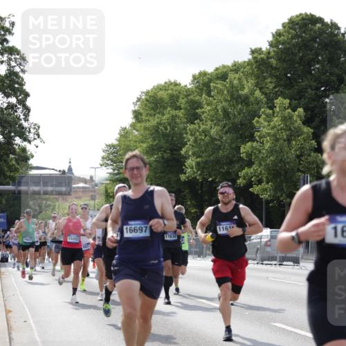 29.06.2025 - hella hamburg halbmarathon Jannik Wohlers http://msf.ph/oto/8216506 29.06.2025 09:49:59 Lombardsbrücke 1688, 1803, 1882, 2568, 2675, 2719, 2826, 3332, 4398, 4823, 5436, 5745, 5791, 5803, 6458, 6529, 6649, 6704, 7774, 8450, 9017, 9116, 9302, 9365, 10218, 11379, 11491, 11619, 11767, 12292, 12335, 12540, 12895, 13725, 14798, 14992, 15225, 15257, 15336, 15435, 15493, 16648, 16697, 16820, 16992, 17425, 17620, 17632, 18154, 18275, 19116, 19229 meine-sportfotos.de